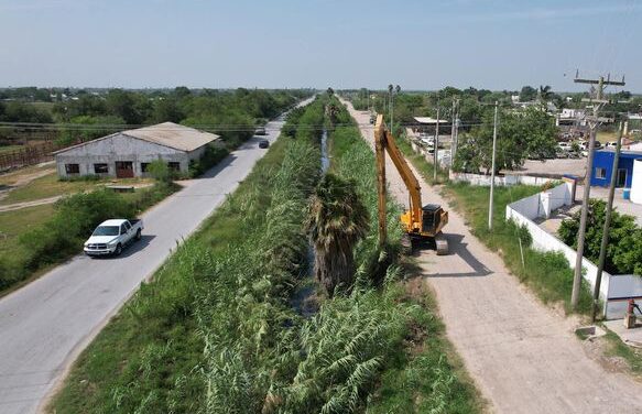Por instrucción del Presidente Municipal, Dr. Alberto Alanis Villarreal se continúa trabajando en el desazolve a red de drenes de la ciudad.