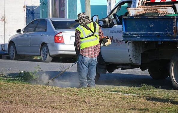 Por instrucción del Presidente Municipal, Dr. Alberto Alanís Villarreal personal de Parques y Jardines mantienen una labor diaria en la limpieza de espacios públicos, deportivos y áreas verdes de nuestro municipio.