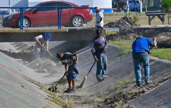 Personal de Limpieza Pública realizó labores en canaletas pluviales.
