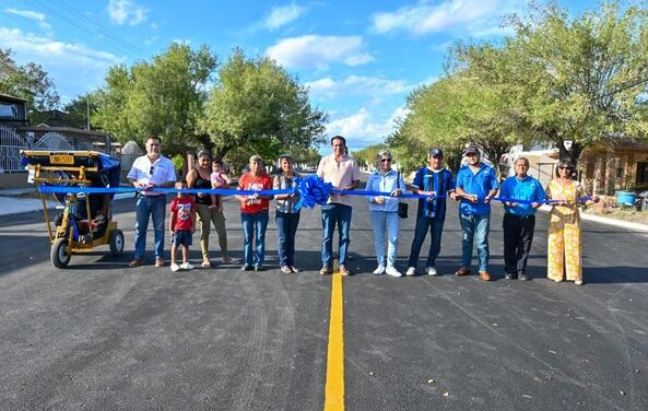 El Presidente Municipal Dr. Alberto Alanís, Inauguró una obra más de repavimentación.