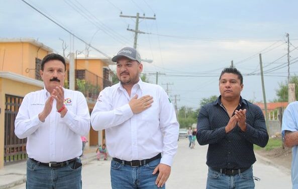 ES REALIDAD PAVIMENTACIÓN DE CALLE FRANCISCO VILLA EN LA ESTERO: ALCALDE Y VECINOS CORTAN LISTÓN