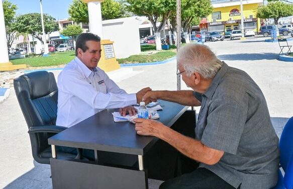Encabeza el Presidente Municipal, Doctor Alanis el “Lunes Ciudadano” en la Plaza Principal.