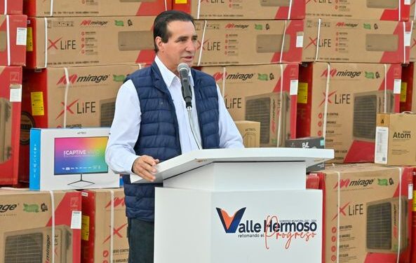 Dr. Alberto Alanís entrega apoyos a instituciones educativas.