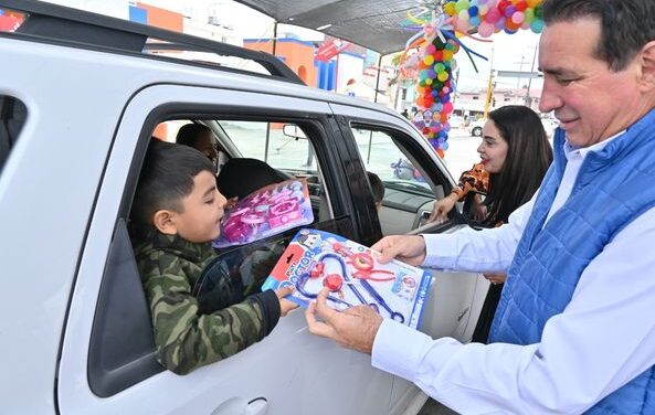 Se lleva a cabo la tradicional entrega de Rosca de Reyes y juguetes a las familias de Valle Hermoso