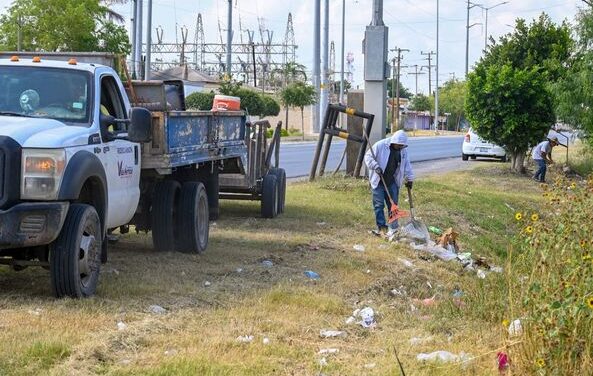 LIMPIEZA EN LA AV. LÁZARO CÁRDENAS.