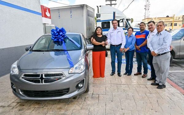 ENTREGA DE AUTOMOVIL A MAESTRA GANADORA EN VALLE HERMOSO