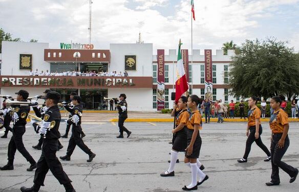 PRESIDE ALCALDE DESFILE PATRIO POR 214 ANIVERSARIO DE LA INDEPENDENCIA