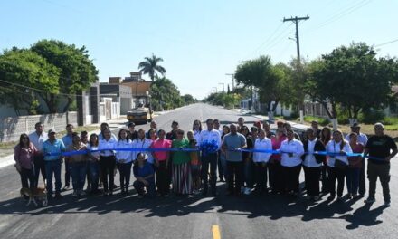 INAUGURA EL DR. ALANIS OBRA DE PAVIMENTACIÓN.