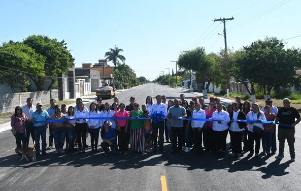 INAUGURA EL DR. ALANIS OBRA DE PAVIMENTACIÓN.
