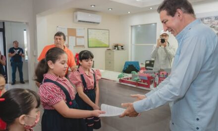 El Presidente Municipal, Dr. Alberto Alanís Villarreal, recibió el día de ayer por la mañana a los alumnos de 4to A de la escuela primaria Lic. Antonio Caso