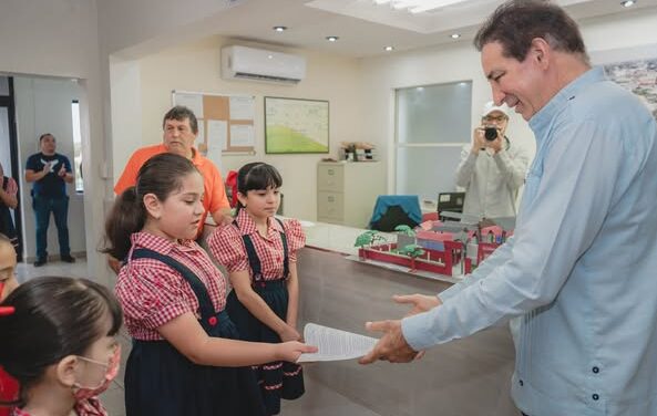 El Presidente Municipal, Dr. Alberto Alanís Villarreal, recibió el día de ayer por la mañana a los alumnos de 4to A de la escuela primaria Lic. Antonio Caso (turno matutino), acompañados por su maestro Luis Enrique Leija y padres de familia.