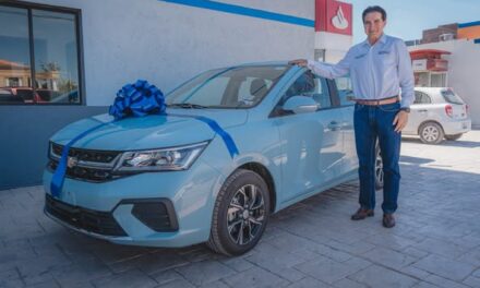 EL DR. ALBERTO ALANIS FESTEJA A LOS MAESTROS Y PERSONAL DE APOYO A LA EDUCACIÓN.