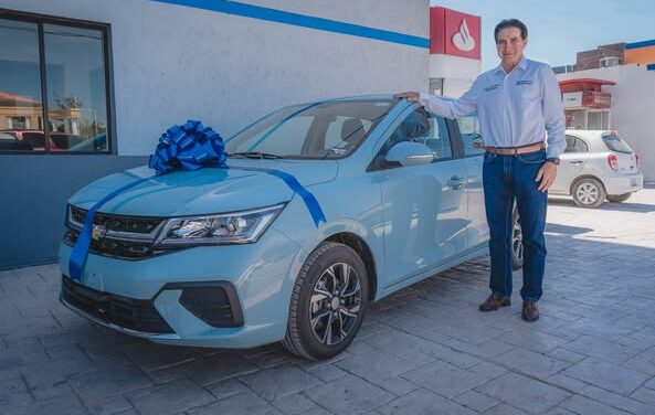 EL DR. ALBERTO ALANIS FESTEJA A LOS MAESTROS Y PERSONAL DE APOYO A LA EDUCACIÓN.