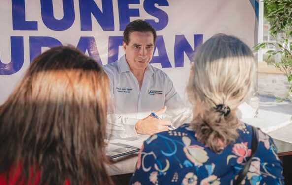 EL PRESIDENTE MUNICIPAL, DR. ALBERTO ALANIS VILLARREAL ESCUCHANDO A LA CIUDADANÍA.