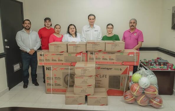 DR. ALBERTO ALANIS VILLARREAL ENTREGA APOYOS A INSTITUCIONES EDUCATIVAS DE VALLE HERMOSO