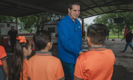 PRESIDENTE MUNICIPAL ENTREGA APOYOS A INSTITUCIONES EDUCATIVAS.