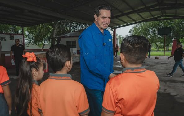 PRESIDENTE MUNICIPAL ENTREGA APOYOS A INSTITUCIONES EDUCATIVAS.