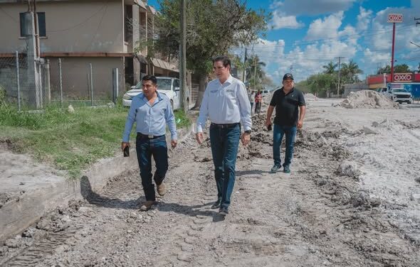 El Presidente Municipal, Dr. Alberto Alanís Villarreal, recorrió la calle Juárez para supervisar los avances de las obras que se realizan en este importante sector de nuestra ciudad.