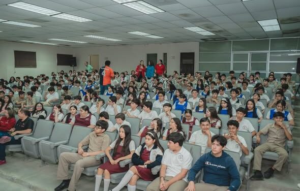 Hoy disfrutamos de la presentación de la obra de teatro “Cazando Estrellas en Bicicleta”