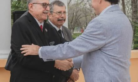 El Presidente Municipal, Dr. Alberto Enrique Alanis Villarreal, en coordinación con la R:. L:. S:. Lic. Teódulo Montemayor N° 43, realizó la donación de un Hemiciclo a la Comunidad de Anáhuac