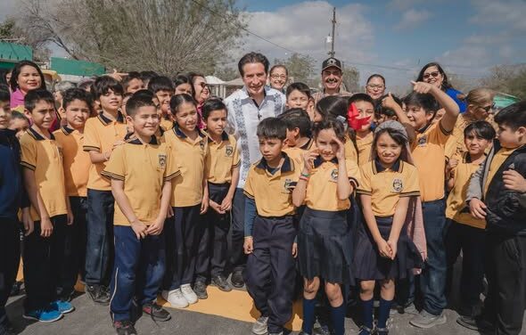 DR. ALBERTO ALANIS VILLARREAL INAUGURA PAVIMENTACIÓN QUE UNE COLONIAS Y FORTALECE EL CAMINO A LA EDUCACIÓN
