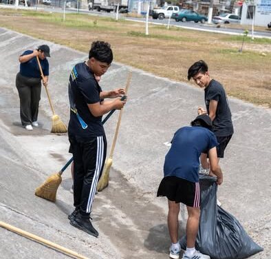 Nuestro Presidente Municipal estuvo presente en el Boulevard de la calle Séptima, donde supervisó una brigada de limpieza y pintura realizada en coordinación con la Iglesia Castillo del Rey.