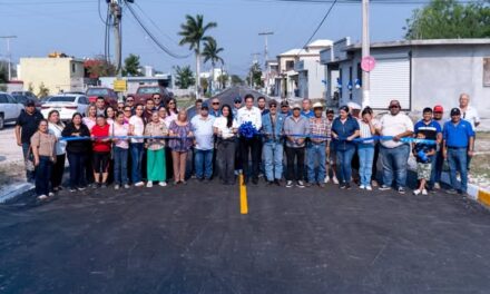 Con gran entusiasmo y compromiso por el progreso de nuestro municipio, el Dr. Alberto Enrique Alanis Villarreal inauguró la pavimentación de la Calle 1ro. de Mayo y Carretera 120 en el Fraccionamiento Rivas Badillo, acompañado del Honorable Cabildo y de la Presidenta del Sistema DIF Valle Hermoso, Dra. Nadia Alicia Atienzo Rodríguez.