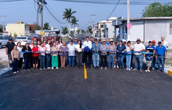 Con gran entusiasmo y compromiso por el progreso de nuestro municipio, el Dr. Alberto Enrique Alanis Villarreal inauguró la pavimentación de la Calle 1ro. de Mayo y Carretera 120 en el Fraccionamiento Rivas Badillo, acompañado del Honorable Cabildo y de la Presidenta del Sistema DIF Valle Hermoso, Dra. Nadia Alicia Atienzo Rodríguez.