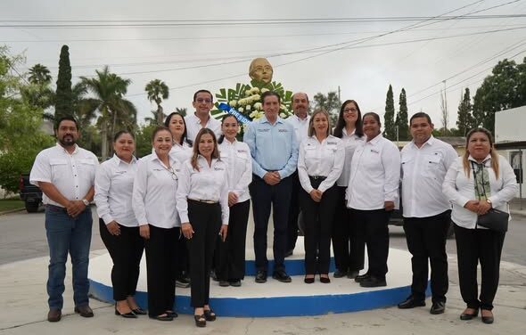 En el marco de la conmemoración del 164° Aniversario de la Batalla de Puebla, nuestro Presidente Municipal, Dr. Alberto Alanís Villarreal, llevó a cabo la colocación de una ofrenda floral en el monumento al General Ignacio Zaragoza.