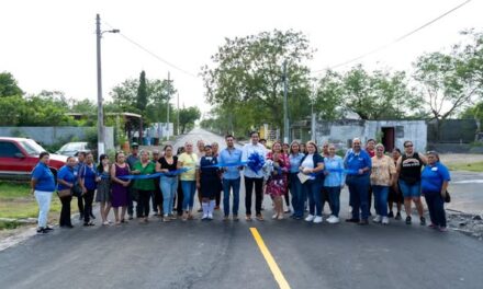 Con obras que transforman la vida de las familias y cumplen compromisos con la ciudadanía, nuestro Presidente Municipal, el Dr. Alberto Alanís Villarreal, inauguró la pavimentación de la Calle Amado Martínez, en la Colonia Progreso sobre la Carretera 120, una acción que representa más bienestar, seguridad y progreso para quienes transitan diariamente por este importante sector.