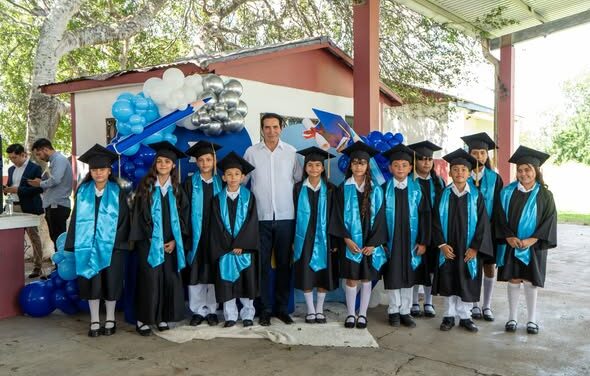 Nuestro Presidente Municipal, Dr. Alberto Alanis Villarreal, tuvo el honor de acompañar a los alumnos de la Escuela Primaria “Josefa Ortiz de Domínguez”, en el Ejido Ensenada, como Padrino de la Generación 2020–2026 durante su ceremonia de graduación.
