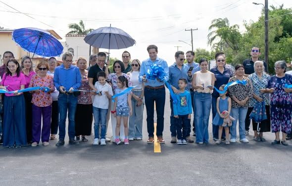 Dr. Alberto Alanis Villarreal, inaugura pavimentación de la Calle Lázaro Cárdenas.