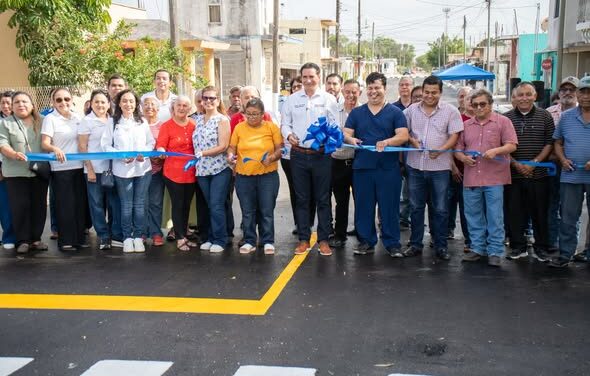 Dr. Alberto Alanís Villarreal entrega nueva pavimentación en la calle Ferretiz